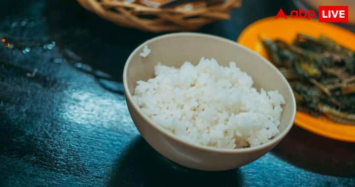 Reusing leftover rice is considered safe only if it is stored properly. After cooking rice, do not leave it at room temperature for long. Also, within one to two hours of cooking, cool them and put them in an airtight container and keep them in the refrigerator. It is considered safer to consume rice kept in the refrigerator within 24 to 48 hours. Reheat the rice thoroughly before eating it, so that the risk of bacteria present in it can be reduced. Avoid reheating and eating the same rice again and again.