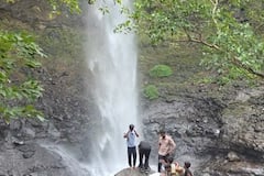 100 फुट ऊंचावरुन कोसळणारा वसुंधरा धबधबा; निसर्गाचं नयनरम्य दृश्य, पर्यटकांची गर्दी, गाड्यांच्या रांगा