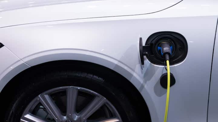हाइब्रिड कार में पेट्रोल इंजन के साथ-साथ एक इलेक्ट्रिक मोटर भी लगी होती है, जो शहर में धीमी रफ्तार से चलने और बार-बार रुकने वाले ट्रैफिक में बिजली से ही चलती है. इसी वजह से हाइब्रिड कार का माइलेज पेट्रोल और CNG दोनों से बेहतर माना जाता है, खासकर शहर के अंदर रोज ऑफिस जाने वाले लोगों के लिए यह काफी फायदेमंद माना जाता है.