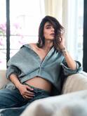 डेनिम शर्ट और जींस में करिश्मा तन्ना ने फ्लॉन्ट किया बेबी बंप, प्रेग्नेंसी के आखिरी महीने में दिखाया दिलकश अंदाज