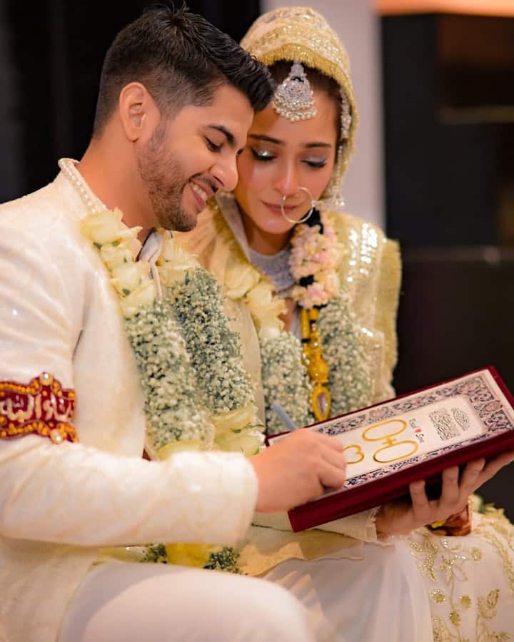 सारा खान ने बिग बॉस के घर में एक्टर अली मर्चेंट के साथ शादी की थी, जो खूब सुर्खियों में रहा था. हालांकि बाद में उनके रिश्ते में दूरी आई और दोनों ने तलाक ले लिया. इसके बाद 2025 में सारा ने एक्टर कृष पाठक के साथ दूसरी शादी कर की है और हर दिन को एंजॉय कर रही हैं.