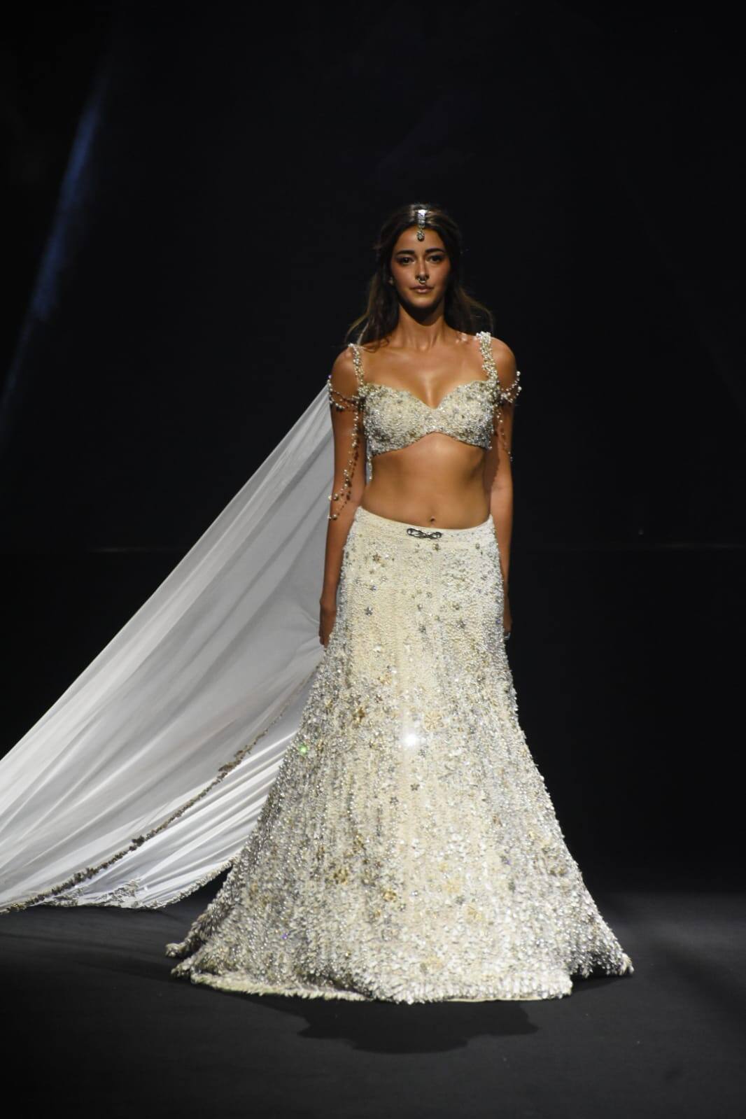 Ananya Pandey looked no less than an angel in white lehenga. She walked with confidence on the red carpet and caught everyone's attention by posing in a stylish style.