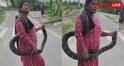 King Cobra Rescue Viral Video: 10 फिट लंबा कोबरा निकला तो महिला ने खिलौना समझकर पकड़ लिया, होश उड़ा देगा यह वीडियो