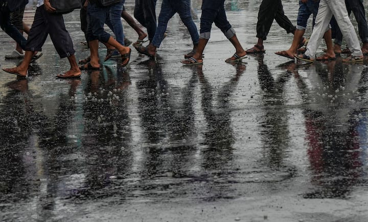 সোমবারে অতি ভারী বৃষ্টির কমলা সতর্কতা জারি রয়েছে। মঙ্গলবার থেকে বৃষ্টির সম্ভাবনা কিছুটা কমবে। বুধবার ভারী বৃষ্টির হলুদ সতর্কতা থাকবে জলপাইগুড়ি জেলার কিছু অংশে।