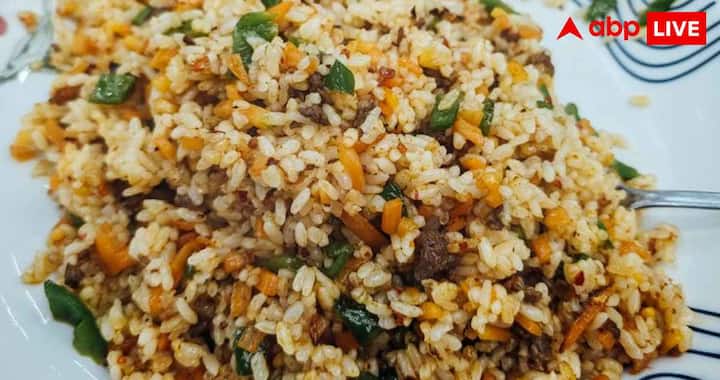 If you do not have much time in the morning, then veg fried rice is the easiest option from leftover rice. For this, heat some oil in a pan and lightly fry vegetables like onion, carrot, capsicum and peas in it. Now add the remaining rice to it and mix well. You can add some soy sauce, black pepper or spices of your choice for taste. This dish is ready in a few minutes. It provides a good balance of vegetables, fiber, vitamins and carbohydrates from rice. This is also a great option for children's tiffin.