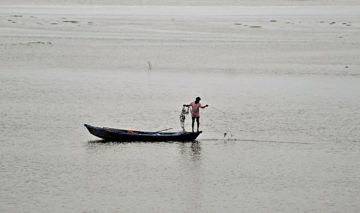 একটি নিম্নচাপ তৈরি হয়েছে। তা উত্তর ওড়িশা এবং সংলগ্ন ঝাড়খন্ড ও গাঙ্গেয় পশ্চিমবঙ্গে অবস্থান করছে। আগামী ২৪ ঘন্টায় এটি শক্তি হারিয়ে দুর্বল হয়ে যাবে। আপাতত মৎস্যজীবীদের জন্য কোনো সতর্কবার্তা নেই।