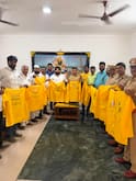 सावंत परिवाराकडून खाकी वर्दीला सलाम, वारीत सेवा करणाऱ्या पोलिस बांधवांना रेनकोटचे वाटप