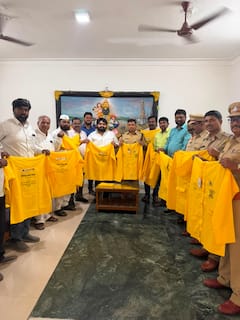 सावंत परिवाराकडून खाकी वर्दीला सलाम, वारीत सेवा करणाऱ्या पोलिस बांधवांना रेनकोटचे वाटप