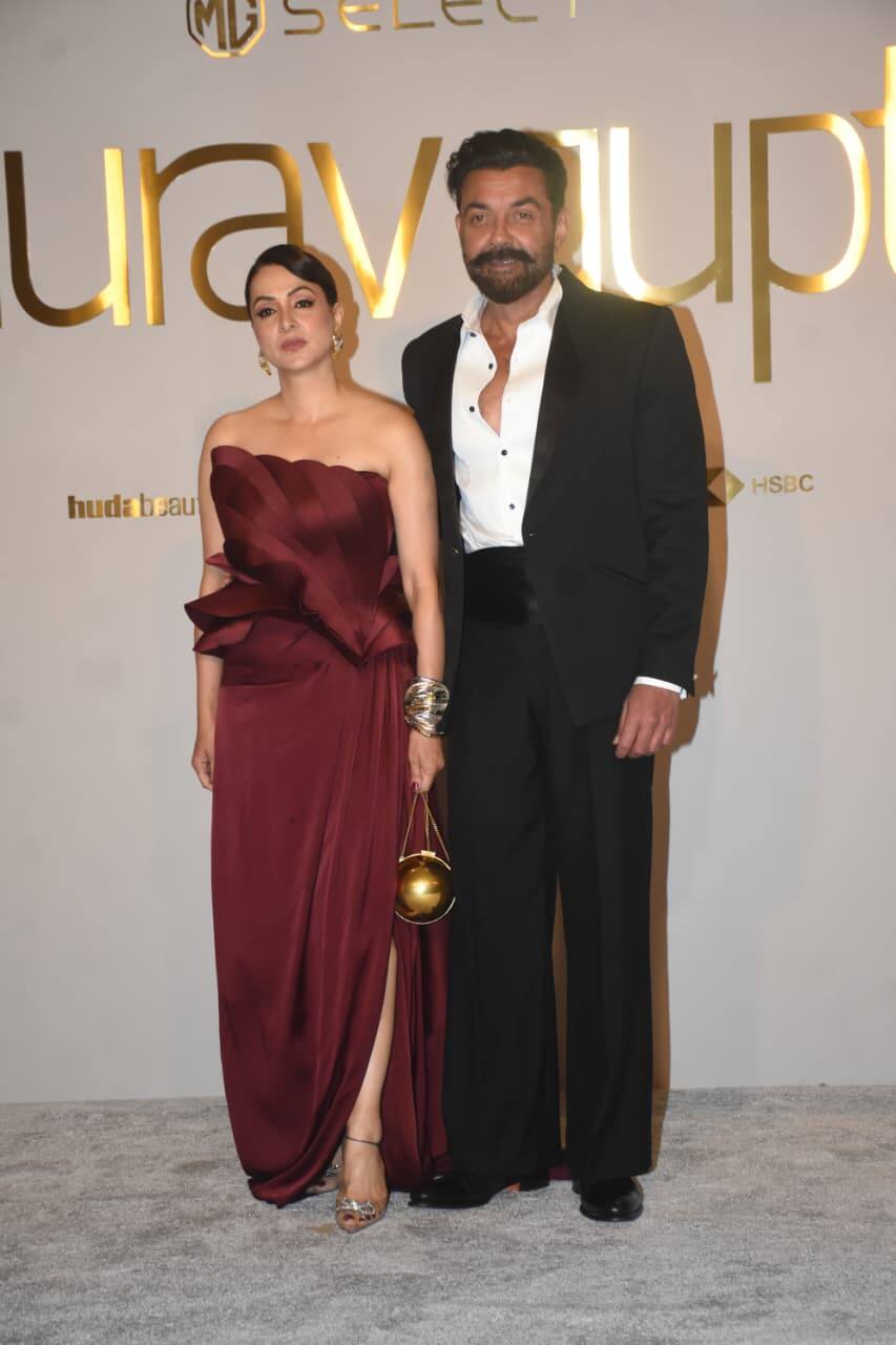 Bobby Deol reached this event with his wife Tanya Deol. During this, Bobby looked very dashing in a black blazer and matching pants, while Tanya was seen attracting everyone's attention with her elegant look in a maroon gown.