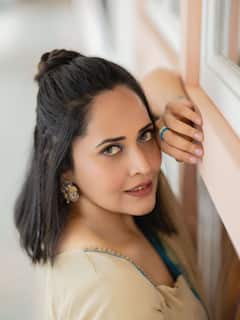 Anasuya Bharadwaj : చీరలో అనసూయ... అందమే అసూయ పడేలా...