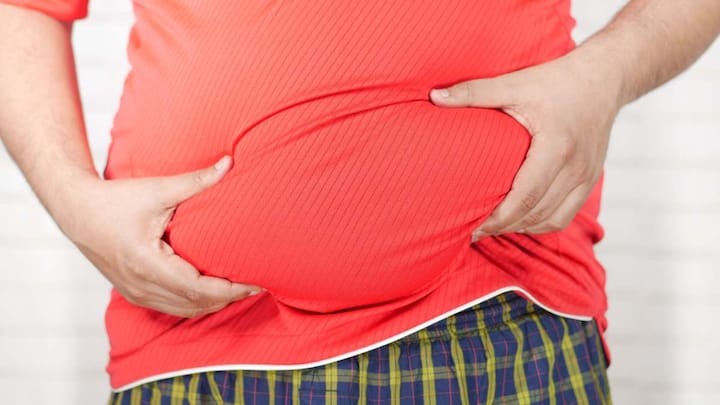 In today's busy life, people often eat food in a hurry. When we swallow food quickly, it is not chewed properly. Chewing food thoroughly is the first and most important step in the digestion process, because the saliva present in the mouth helps in breaking down the food. If food goes into the stomach without being chewed properly, the stomach has to work harder to digest it, which leads to problems like gas and heaviness.