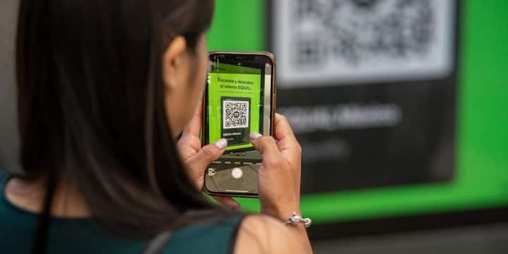 जानकारी के लिए बता दें कि तीन Finder Patterns वाला डिजाइन QR Code को बेहद भरोसेमंद बनाता है. इसके कारण QR Code को घुमाकर, तिरछा रखकर या अलग-अलग रोशनी में भी आसानी से स्कैन किया जा सकता है. यही टेक्नोलॉजी तेज स्कैनिंग, कम गलती और बेहतर यूजर एक्सपीरिएंस सुनिश्चित करती है.