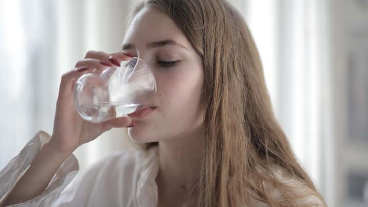 Habits like talking too much while eating, breathing quickly or drinking through a straw also fill the stomach with air. This swallowed air can also cause problems like flatulence and gas formation. Therefore, it is better to eat quietly, comfortably and while talking less while eating.