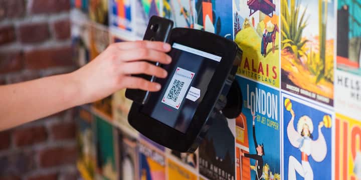 बता दें कि अगर QR Code के चारों कोनों में बड़े बॉक्स बना दिए जाएं तो स्कैनर के लिए ये समझना मुश्किल हो जाएगा कि कोड की सही डॉयरेक्शन कौन-सी है. तीन Finder Patterns की मदद से स्कैनर तुरंत पहचान लेता है कि कौन-सा कोना खाली है और उसी के आधार पर पूरे QR Code की ओरिएंटेशन तय कर लेता है.