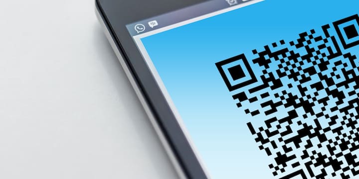 QR Code का डिजाइन देखने में भले ही साधारण लगे, लेकिन इसके पीछे गहरी इंजीनियरिंग और स्मार्ट एल्गोरिदम काम करते हैं. तीन कोनों में बने बड़े बॉक्स स्कैनर को दिशा पहचानने में मदद करते हैं, जबकि चौथा कोना जानबूझकर खाली रखा जाता है ताकि स्कैनिंग तेज और सटीक बनी रहे. अगली बार जब भी आप किसी QR Code को स्कैन करें, तो उसके इस अनोखे डिजाइन के पीछे छिपी शानदार तकनीक को जरूर याद करें.