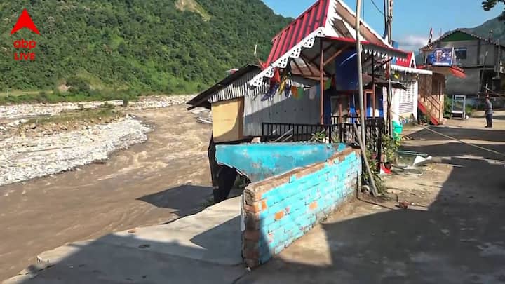 এই নির্দিষ্ট দিনে উত্তরবঙ্গের সমস্ত জেলাতেই দু'এক জায়গায় বজ্রবিদ্যুৎ সহ বজ্রপাতের সতর্কতা জারি করা হয়েছে।