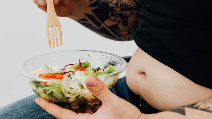 Lying down on the bed or sleeping immediately after eating food is also a major reason for gas formation. Lying down causes the food and acid present in the stomach to come upward, causing problems like flatulence, gas and heartburn. Sitting straight for at least 20 to 30 minutes after eating or taking a light walk is considered better for digestion.