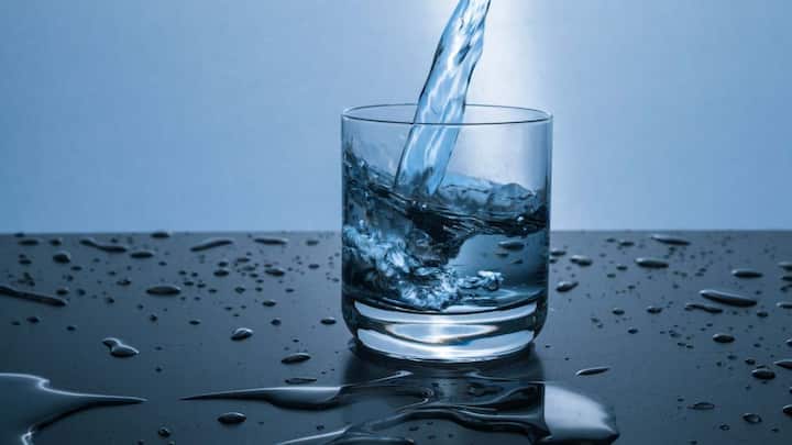Many people have a habit of drinking a lot of water while eating or immediately after eating. By doing this, the digestive juices present in the stomach become thin, due to which the food is not digested properly. This results in gas and indigestion. It would be better to drink water about half an hour before or one hour after eating, so that the digestion process can run properly.