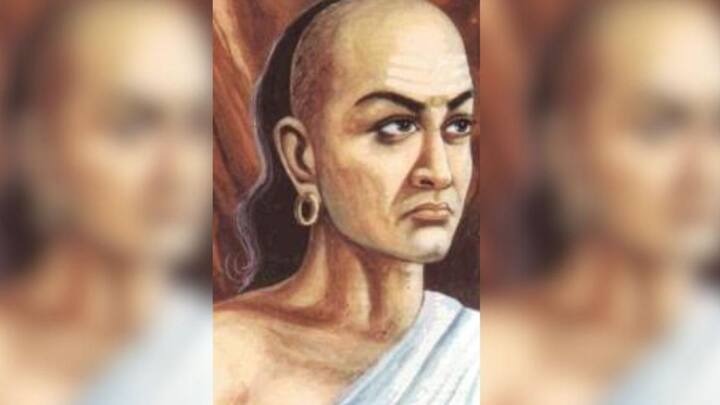 आचार्य चाणक्य हे इतिहासातील महान मार्गदर्शकांपैकी एक मानले जातात. त्यांचे शब्द आजच्या धावपळीच्या जीवनातही आपल्याला योग्य मार्ग दाखवतात. चाणक्य म्हणतात की आपले यश आणि आनंद आपल्या सवयींवर अवलंबून असतात. आपण अनेकदा लहानसहान गोष्टी निरुपयोगी समजून त्याकडे दुर्लक्ष करतो, पण याच गोष्टी भविष्यात मोठ्या संकटांना कारणीभूत ठरू शकतात.