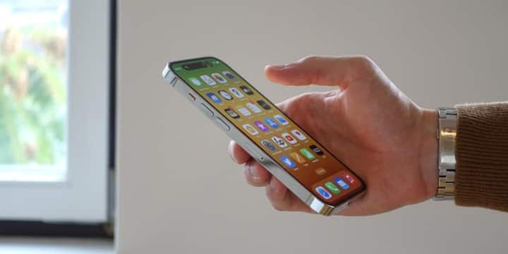 Apart from this, while using Maps, if you need more information about a restaurant, park, mall or any other place, then Siri can help. You can ask about the opening hours, rating, services or other important information of that location. This makes it much easier to get information about new places.