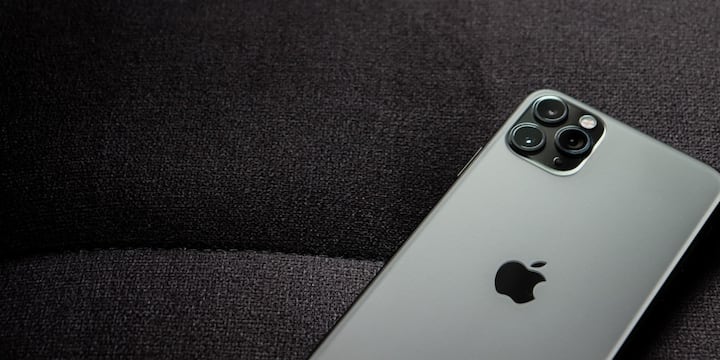 जानकारी के अनुसार, Apple के iPhone आमतौर पर अपनी कीमत लंबे समय तक बनाए रखते हैं. इसकी सबसे बड़ी वजह कंपनी का मजबूत ब्रांड, लंबे समय तक मिलने वाले iOS अपडेट और प्रीमियम बिल्ड क्वालिटी है. तीन-चार साल पुराने iPhone भी सेकेंड-हैंड मार्केट में अच्छी कीमत पर बिक जाते हैं.