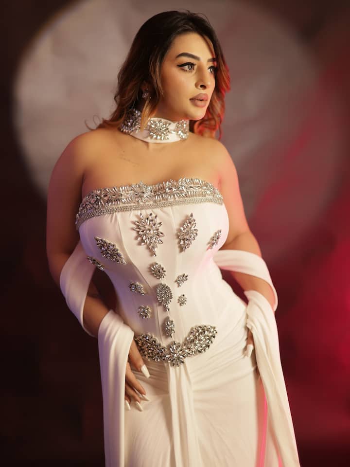 અંકિતા દવે ગાયક અલકા યાજ્ઞિક અને સંભવ જૈનના મ્યુઝિક વિડિયો 'ઓ મા' અને મટકની કે મટકે, તેરી ખતા, ખાકી, ચિકન કરી, સિદ્ધુ, ગાચી, પાઠશાલા 2, કંગન અને ચરમસુખ જેવી વેબ સિરીઝમાં જોવા મળી છે.