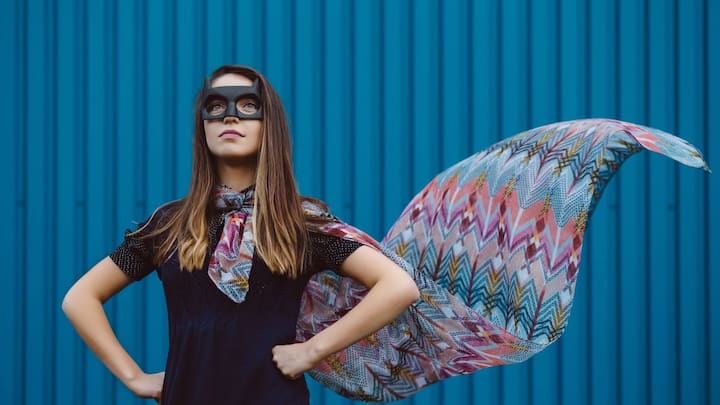 Experts in digital culture point out that surveillance systems are very powerful and no clothing claims 100% security, yet this fashion reflects a major cultural change.