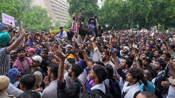 कॉकरोज जनता पार्टीच्या आंदोलनाची चर्चा संपूर्ण भारतात होत आहे. केंद्रीय शिक्षण मंत्री धर्मेंद्र प्रधान  यांच्या राजीनाम्याच्या मागणीसाठी  आंदोलनकर्त्यांनी जंतर मंतरवरुन थेट संसद गाठले. सीजीपीच्या बॅनरखाली लाखो तरुणांनी संसदेबाहेर एल्गार पुकारला.