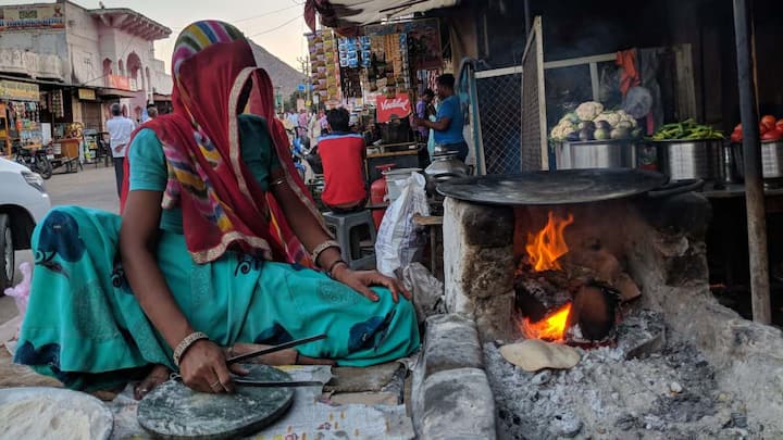 जयपुर में आप सुबह किसी पुराने महल को घूमने में बिता सकते हैं, दोपहर रंग-बिरंगे बाजारों में खरीदारी करते हुए गुजार सकते हैं, और शाम होते-होते गरमागरम प्याज की कचौरी, या फिर अगर आपको पसंद हो तो पास्ता जैसे खाने का मजा ले सकते हैं. यानी इस शाही शहर में हर तरह के लोगों के लिए कुछ ना कुछ खास जरूर मौजूद है.