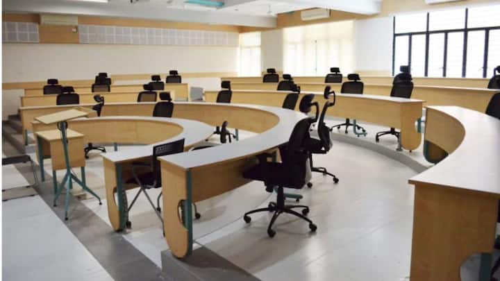 NIRF 2025 रैंकिंग के हिसाब से देखें तो नेशनल लॉ स्कूल ऑफ इंडिया यूनिवर्सिटी (NLSIU), बेंगलुरु पहले नंबर पर है. इस कॉलेज का स्कोर सबसे ज्यादा रहा है और यह लगातार टॉप पोजीशन पर बना हुआ है. यह कॉलेज अपनी पढ़ाई की क्वालिटी, अच्छे टीचरों और शानदार प्लेसमेंट के लिए जाना जाता है. यहां से पढ़ाई करने वाले छात्रों को बड़ी-बड़ी लॉ फर्मों और कंपनियों में अच्छी नौकरी मिलती है.