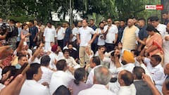 'शिक्षा मंत्री इस्तीफा दो', PM आवास के बाहर राहुल-प्रियंका का मार्च-नारेबाजी, बढ़ाई गई सुरक्षा
