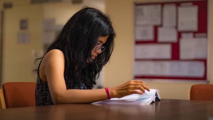इन सभी कॉलेजों में एडमिशन लेने कि बात करें तो उसके लिए छात्रों को CLAT जैसी एंट्रेंस परीक्षा पास करनी होती है, जो हर साल आयोजित की जाती है. अगर कोई छात्र वकालत के क्षेत्र में अच्छा करियर बनाना चाहता है, तो इन टॉप 5 कॉलेजों में से किसी एक में एडमिशन लेना उसके लिए बहुत फायदेमंद साबित हो सकता है. यहां से पढ़ाई करने वाले छात्रों को न सिर्फ बेहतरीन शिक्षा मिलती है, बल्कि अच्छी नौकरी और करियर बनाने का रास्ता भी आसान हो जाता है.