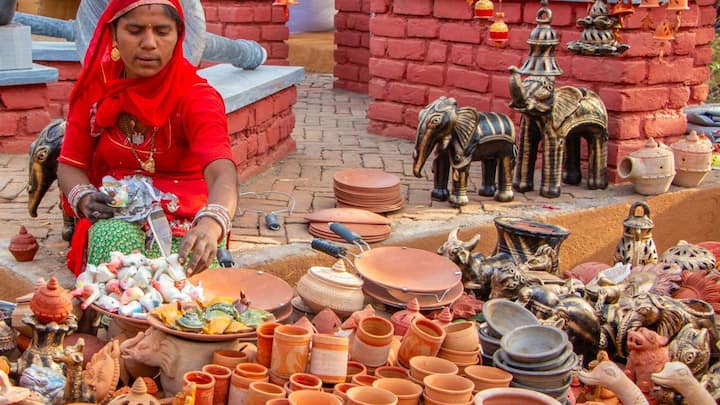 इस लिस्ट में भारत की तरफ से गुलाबी नगरी यानी जयपुर ने बाजी मारी है. राजस्थान की राजधानी जयपुर को इस लिस्ट में छठा स्थान मिला है. जयपुर अपने स्वादिष्ट खाने, शानदार महलों और ऐतिहासिक इमारतों के लिए पूरी दुनिया में जाना जाता है. इतना ही नहीं ये उत्तर भारत में रहने वाले लोगों के लिए यह वीकेंड पर घूमने के लिए सबसे पसंदीदा जगहों में से एक है.