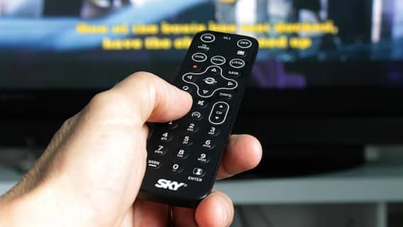 Wi-Fi और Bluetooth के दौर में भी TV Remote में Infrared क्यों इस्तेमाल होती है? जानिए क्या है वजह Wi-Fi और Bluetooth के दौर में भी TV Remote में Infrared क्यों इस्तेमाल होती है? जानिए क्या है वजह