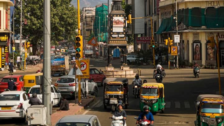 जो भी लोग जयपुर घूम चुके हैं, वे जानते हैं कि इस शहर में एक अनोखा संतुलन ही देखने को मिलता है. यहां हरे-भरे पार्क हैं, पैदल घूमने लायक अच्छी सड़कें और मोहल्ले हैं, और शहर में भागदौड़ तो है लेकिन वह बहुत ज्यादा भीड़- भड़क्का जैसी नहीं लगती. इसके साथ ही जयपुर में एक सुकून भरी जिंदगी जीने का अलग ही मजा भी है, जो इसे बाकी शहरों से अलग बनाता है.