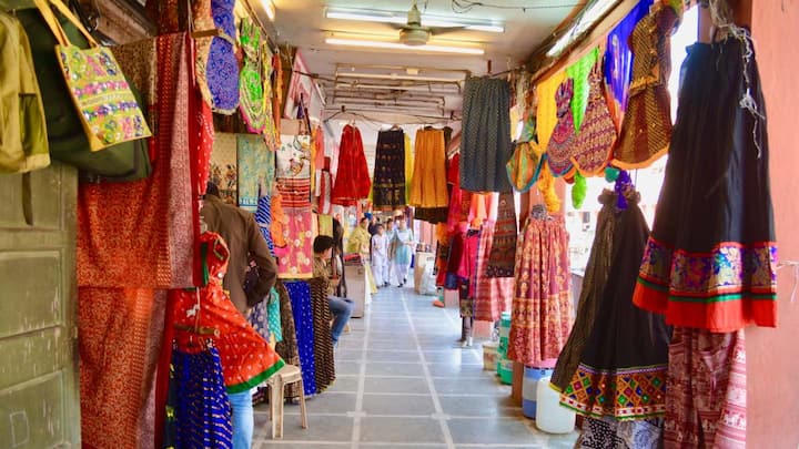 इस साल की लिस्ट में सबसे ऊपर यानी पहले नंबर पर ब्रिटेन का शहर बाथ है. इसके बाद दूसरे नंबर पर पनामा का पनामा सिटी, तीसरे नंबर पर मैक्सिको का ग्वाडलाहारा, चौथे नंबर पर कोलंबिया का मेडेलिन और पांचवें नंबर पर पोलैंड का क्राको शामिल है. इन सबके ठीक बाद छठे नंबर पर भारत के जयपुर ने अपनी जगह बनाई, जो इस बात का सबूत है कि यह गुलाबी शहर सिर्फ घूमने के लिए ही नहीं, बल्कि यहां रहने वाले लोगों के लिए भी उतना ही खास है.