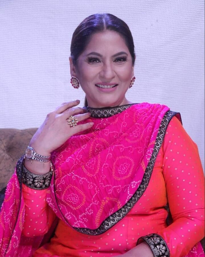 रोहित शेट्टी दिग्दर्शित 'बोल बच्चन' हा सिनेमा बॉक्स ऑफिसवर हिट ठरला.  'बोल बच्चन सिनेमा रिलीज झाल्यानंतर ट्रेड अॅनालिस्ट्सचे मला फोन येऊ लागले. ते मला म्हणाले होते की, तुमच्याकडे आता सिनेमांची रांग लागेल', असं अर्चना म्हणाली.
