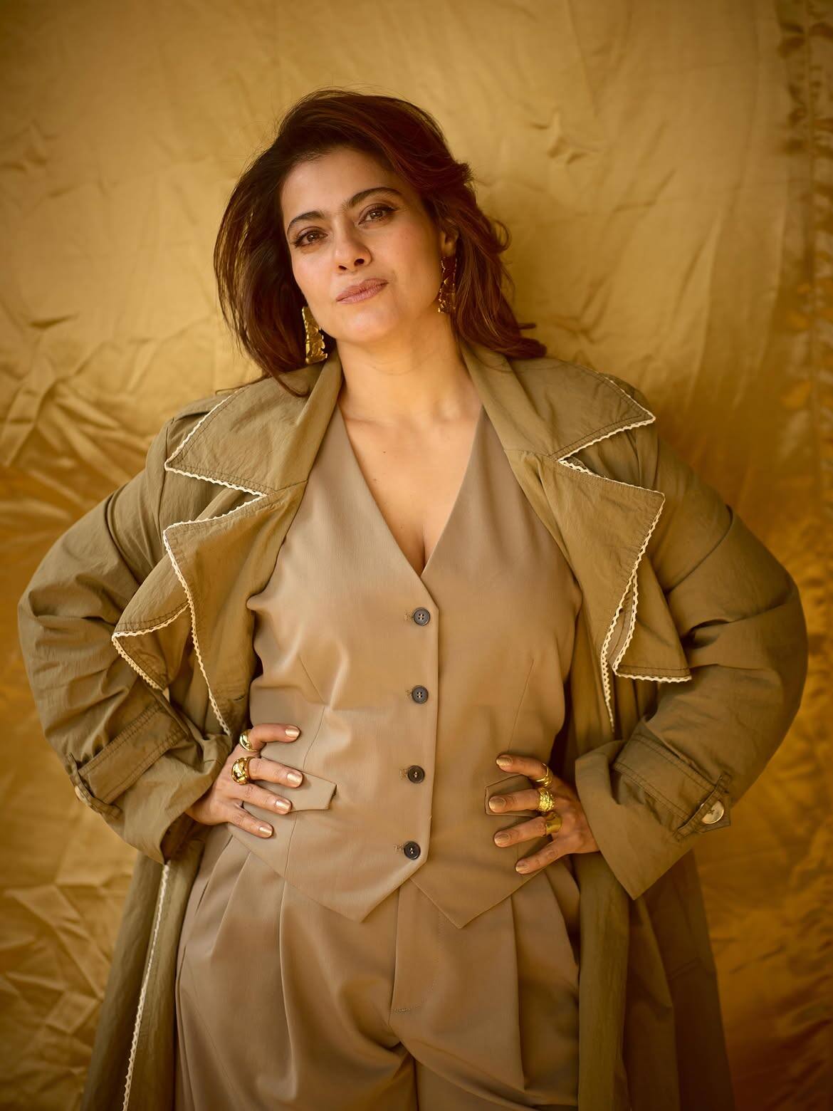 Actress Kajol has told many times in interviews that she had to listen to taunts from the film world for her dark complexion. In a chat show, she told that people used to call her black, fat and wearing glasses all the time.