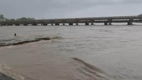 વલસાડ-નવસારીમાં મેઘરાજાની ધમાકેદાર બેટિંગ, પારડીમાં 8.19 ઈંચ વરસાદથી જળબંબાકાર વલસાડ-નવસારીમાં મેઘરાજાની ધમાકેદાર બેટિંગ, પારડીમાં 8.19 ઈંચ વરસાદથી જળબંબાકાર
