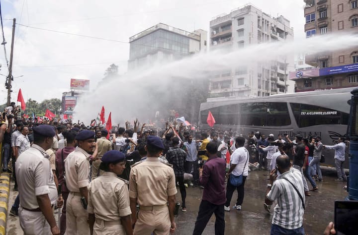 शक्ति यादव ने कहा कि इतिहास गवाह है, देश के नौजवानों की जिस आवाज़ को तुम लाठियों और दमन से दबाने की कोशिश कर रहे हो, वही सैलाब तुम्हारी सत्ता का गुरूर बहुत जल्द चकनाचूर कर देगा.