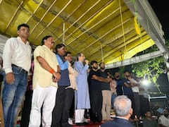 Uddhav Thackeray Abhijeet Dipke CJP Protest Delhi Jantar Mantar: मिठी मारली, पाठ थोपटली...; अभिजीत दीपके हात पकडून उद्धव ठाकरेंना मंचावर घेऊन आले, Photo