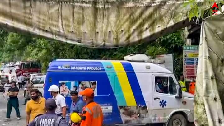 যে ভারী বৃষ্টি হচ্ছে তার ফলে ভিতরে জল ভরে গেছিল টানেলে। তারজন্য উদ্ধারকাজে অসুবিধা হয়। সেই জল বের করে আবার উদ্ধার কাজ শুরু হয়েছে।  দুর্গাপুর আর আসানসোল থেকে গ্যাস ও কেমিক্যাল বিশেষজ্ঞরা আসছেন। 
