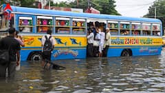 Kolkata Rain: ঝেঁপে বৃষ্টিতে জমা জল সঙ্গে খানাখন্দ, কলকাতার রাস্তায় কোন গাড়ি ভরসা দেবে আপনাকে?