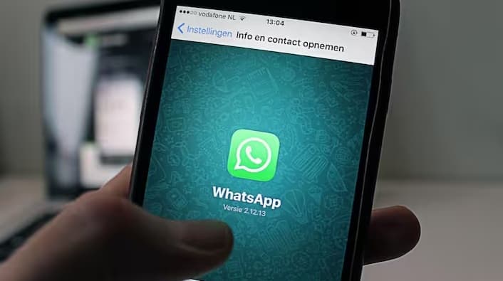 આજે ભારતમાં WhatsApp એક મુખ્ય મેસેજિંગ પ્લેટફોર્મ બની ગયું છે. તેનો ઉપયોગ ચેટથી લઈને ઓફિસના કામ અને ઓનલાઈન ક્લાસ સુધી દરેક માટે થાય છે. જોકે, ઘણીવાર એવું જોવા મળે છે કે WhatsApp પર અજાણ્યા નંબરો પરથી આવતા કોલથી લોકો હતાશ થઈ જાય છે. તો આજે અમે તમને એક એવા ફીચર વિશે જણાવવા જઈ રહ્યા છીએ જે તમને આ સમસ્યાથી છૂટકારો મેળવવામાં મદદ કરી શકે છે.