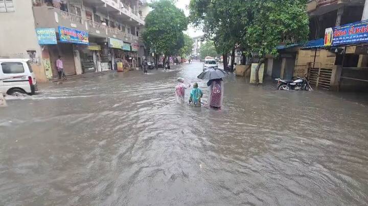 શહેરના શાંતાદેવી રોડ પર વરસાદી પાણી ભરાઈ જતાં વાહનચાલકો અને સ્થાનિક રહેવાસીઓને ભારે હાલાકીનો સામનો કરવો પડી રહ્યો છે. અનેક માર્ગો પર પાણી ફરી વળતાં ટ્રાફિક ધીમો પડી ગયો છે, જ્યારે કેટલાક વિસ્તારોમાં લોકોને અવરજવરમાં મુશ્કેલી પડી રહી છે.