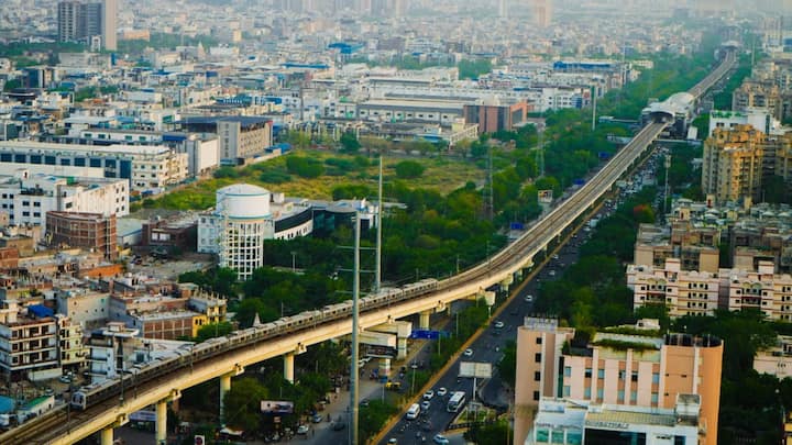 क्यूएस के अनुसार दिल्ली में अंतरराष्ट्रीय छात्रों के लिए औसत वार्षिक ट्यूशन फीस करीब 2,700 अमेरिकी डॉलर यानी लगभग 2.6 लाख रुपये हैं. इसके अलावा रोजगार के अवसरों के मामले में भी दिल्ली को अच्छा स्कोर मिला और इस कैटेगरी में शहर दुनिया में 29वें स्थान पर रहा.