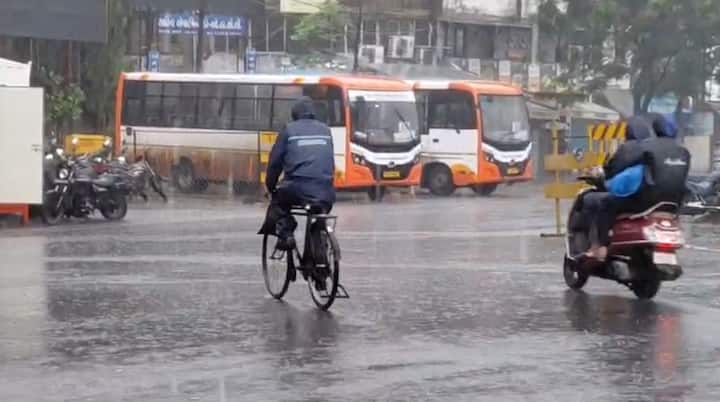 નવસારી: નવસારી શહેર અને જિલ્લામાં સતત વરસી રહેલા ધોધમાર વરસાદને કારણે જનજીવન અસ્તવ્યસ્ત બન્યું છે. ભારે વરસાદના કારણે શહેરના અનેક નીચાણવાળા વિસ્તારોમાં પાણી ભરાઈ ગયા છે, જેના કારણે વાહનવ્યવહાર અને દૈનિક જીવન પર ગંભીર અસર જોવા મળી રહી છે.