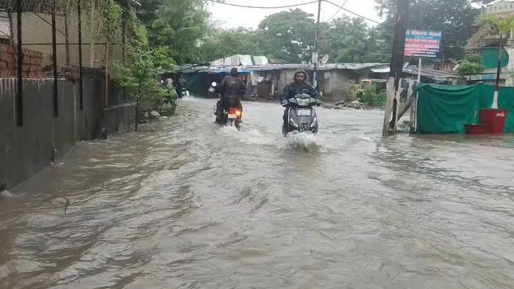 ભારે વરસાદના કારણે અનેક રહેણાંક વિસ્તારોમાં ઘરો તેમજ દુકાનોમાં પાણી ઘૂસી જતાં લોકોને નુકસાન વેઠવું પડ્યું છે. નવસારીના વિઠ્ઠલ મંદિર નજીક આવેલા શાકમાર્કેટમાં પણ પાણી ભરાઈ જતાં વેપારીઓને ભારે મુશ્કેલીનો સામનો કરવો પડ્યો હતો અને વેપાર-ધંધા પર પણ અસર જોવા મળી હતી.