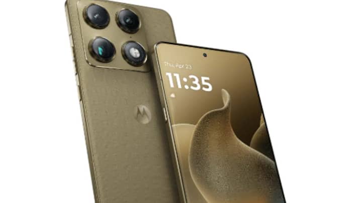 दूसरे नंबर पर है Motorola Signature है,  जो हर तस्वीर को खास बना देता है.  इसकी कीमत Amazon पर 54,589 रुपये है, जबकि इसकी असली कीमत 74,999 रुपये है, यानी इस पर सबसे ज्यादा 27% तक की छूट मिल रही है. चाहे कैंडललाइट डिनर हो, पार्टि हो या कोई खूबसूरत नजारा, यह फोन नेचुरल रंगों में तस्वीरें खींचता है. इसका 50MP अल्ट्रा-वाइड कैमरा पूरे फ्रेम को शार्प तरीके से कैद करता है, वहीं 50MP पेरिस्कोप टेलीफोटो लेंस पोर्ट्रेट और जूम शॉट्स को बिना ओवर-प्रोसेस्ड दिखाए बेहतरीन बनाता है. साथ ही इसमें Snapdragon 8 Gen 5 प्रोसेसर के साथ तेज परफॉर्मेंस भी मिलती है. 
