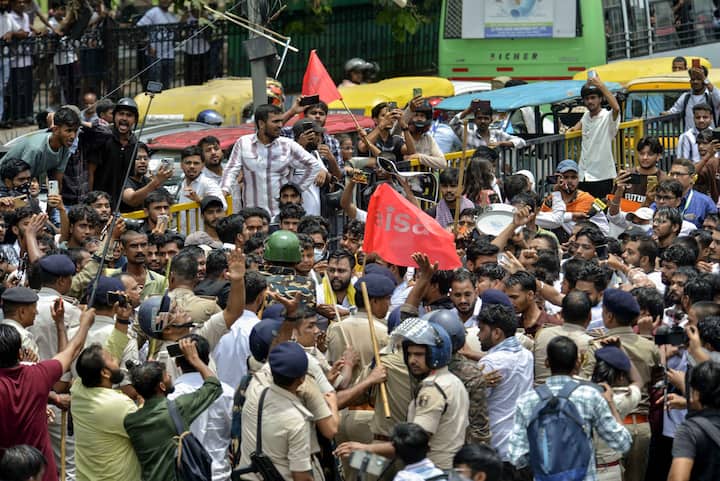 शक्ति यादव ने कहा कि पेपर लीक के खिलाफ और नाकाम शिक्षा मंत्री धर्मेंद्र प्रधान के इस्तीफे की जायज मांग कर रहे छात्रों पर पटना के जेपी गोलंबर और गांधी मैदान में लाठीचार्ज, वॉटर कैनन और आंसू गैस का इस्तेमाल सीधे तौर पर लोकतंत्र की हत्या है.